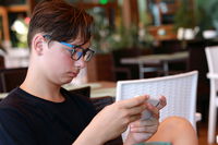 לאסור רשתות חברתיות לבני נוער