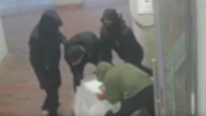 תיעוד מטורף: שני ערבים פרצו לדירה בראשון לציון וגנבו כספת עם זהב ומזומן