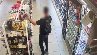 חשב שלא רואים: כך "העלים" הקונה התמים מוצרים מהחנות המוכרת | צפו