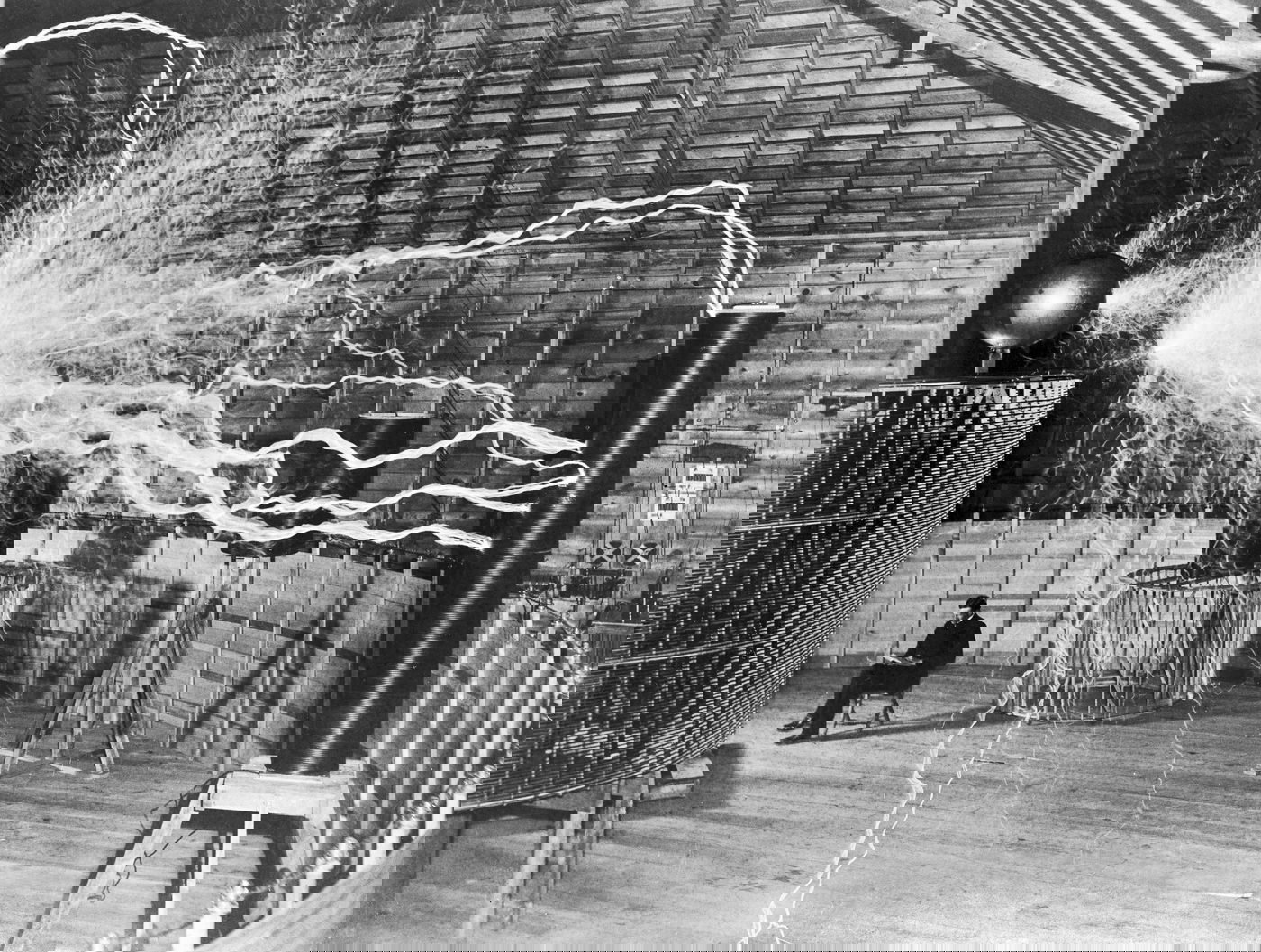 טסלה לצד ההמצאה שלו- סליל טסלה