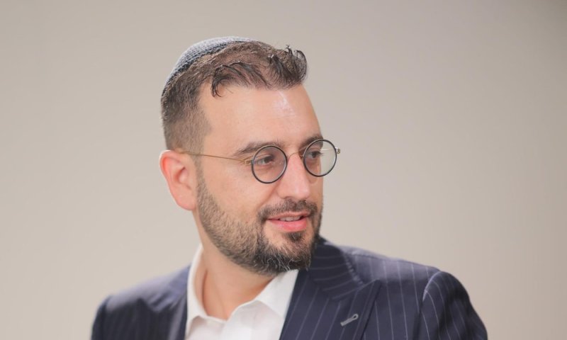 טקס מיניו של משפיען הרשת החרדי דודי קפלר לשגריר של עולם ההייטק