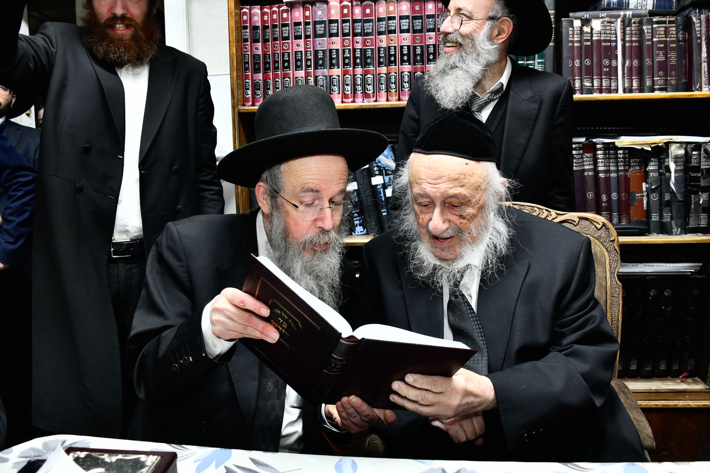 מסיבת הלחיים אצל הגרב"ד פוברסקי