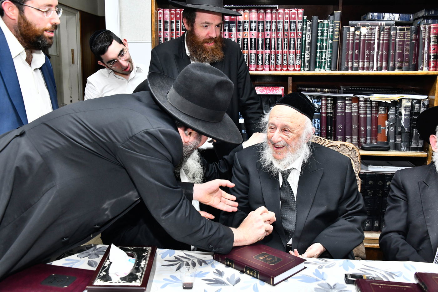 מסיבת הלחיים אצל הגרב"ד פוברסקי