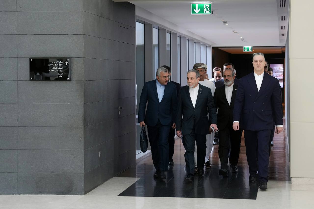 שר החוץ האיראני מגיע לשיחות