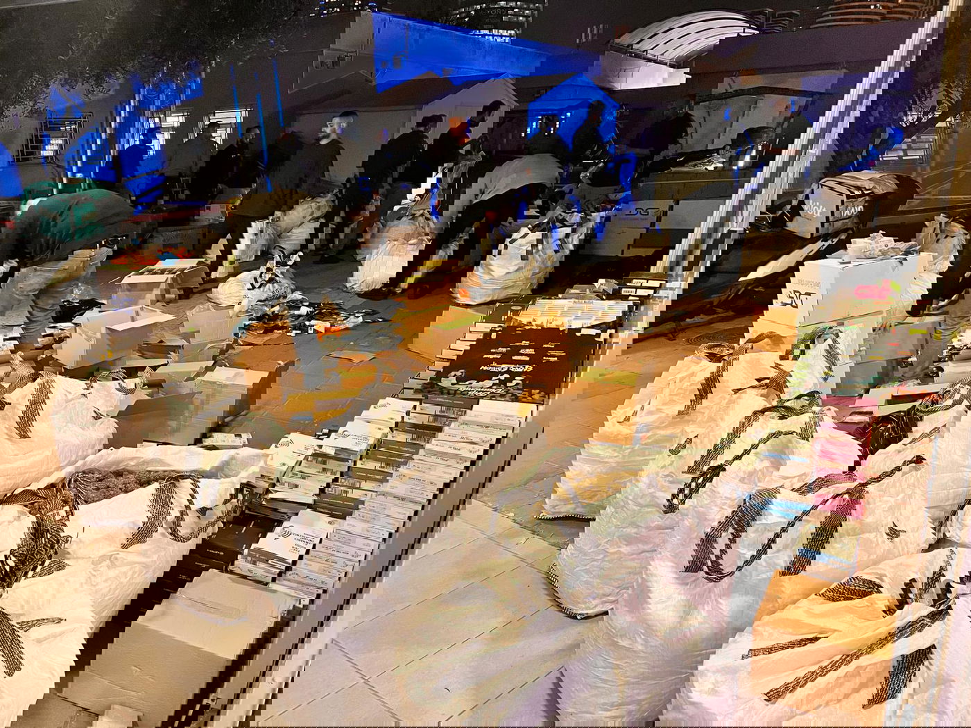 מכת ענק לסחר בסמים במרכז: למעלה מטון וחצי חומרים חשודים נתפסו, שלושה נעצרו
