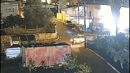 "בגלל מבטים ברחוב" | בן 18 דרס קטין ערבי שיצא מהמאפייה • צפו בתיעוד
