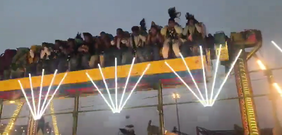 אסון בהודו: מתקן נדנדה ענקי קרס בפסטיבל עשרות נפצעו | צפו