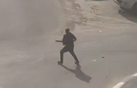 אחד המשתתפים עם מסור חשמלי, מתוך התיעוד