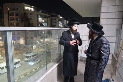 קביעת מזוזות לישיבת נועם ישראל מיאלען