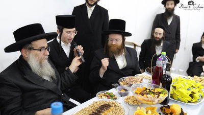 מחזה של ענווה בצפת | זו הסיבה שגאב"ד קארלסבורג החזיק את הרמקול לילד