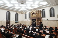 האדמו"ר מקרעטשניף סיגעט בשיחה בישיבת 'חכמת התורה'