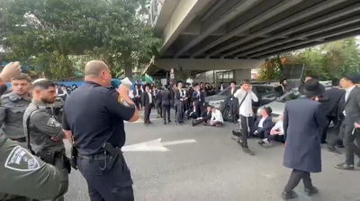 במחאה על מעצר בחורי הישיבות: אנשי הפלג מפגינים בשערי בני ברק ובדרום; עומסי תנועה כבדים באזור