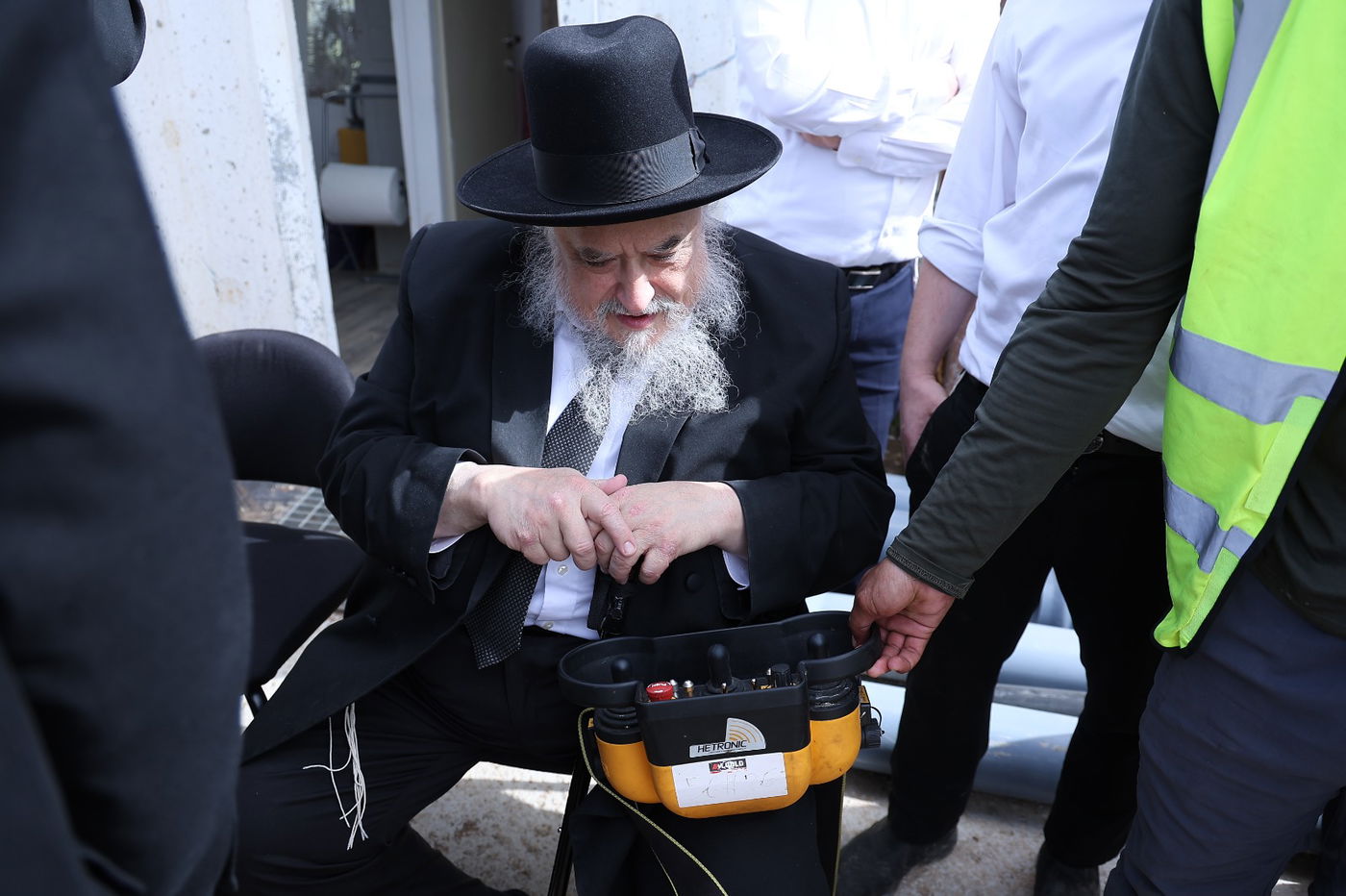 יציקת הבורות למקווה באחיסמך