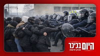 האדמו"ר הותקף אבל ביקש לא להחזיר | שוטרים מפרקים מפגינים פרו פלסטינים • צפו