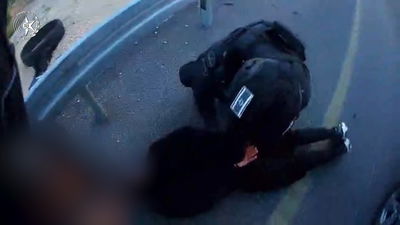 המונית נעצרה - והשוטרים שלפו את הנוסעים החשודים | תיעוד דרמטי