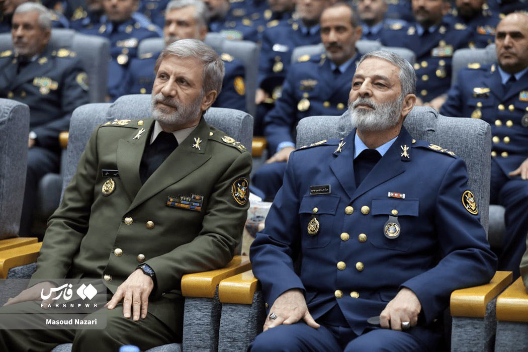 טקס חיל האוויר האיראני מימין (במדים כחולים): מייג'ור גנרל עבד א-רחים מוסאווי הוא משמש כמפקד הכללי של צבא איראן  משמאל (במדים ירוקים): בריגדיר גנרל אמיר חתאמי. הוא כיהן כשר ההגנה של איראן כיום הוא משמש כיועץ צבאי בכיר.