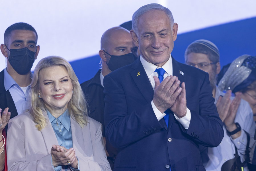 נתניהו לצד רעייתו