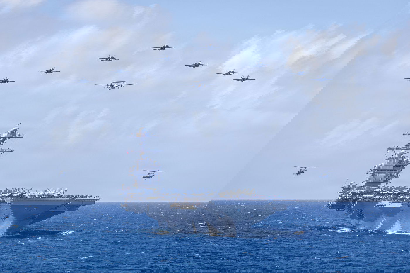 מטוסי כנף 8 של חיל הים האמריקאי מעל נושאת המטוסים הגדולה בעולם מסדרת פורד 