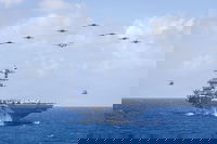 מטוסי כנף 8 של חיל הים האמריקאי מעל נושאת המטוסים הגדולה בעולם מסדרת פורד 