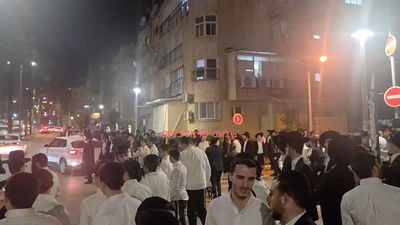 דרמה לילית בבני ברק: מאות בחורים ואברכים במפגן מחאה ספונטני מול ויז'ניץ מרכז