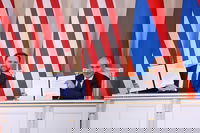 סגן נשיא ארה"ב ג'יי.די. ואנס (משמאל) וראש ממשלת ארמניה ניקול פשיניאן