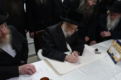 התחלת כתיבת ס"ת בסערט ויז'ניץ