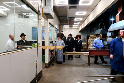 האדמו"ר מסאטמר בביקור במאפיית המצות