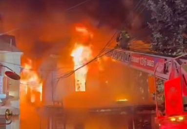 להבות ענק בבניין: אישה נהרגה ו-9 נוספים נפצעו בשריפה קטלנית במיוחד