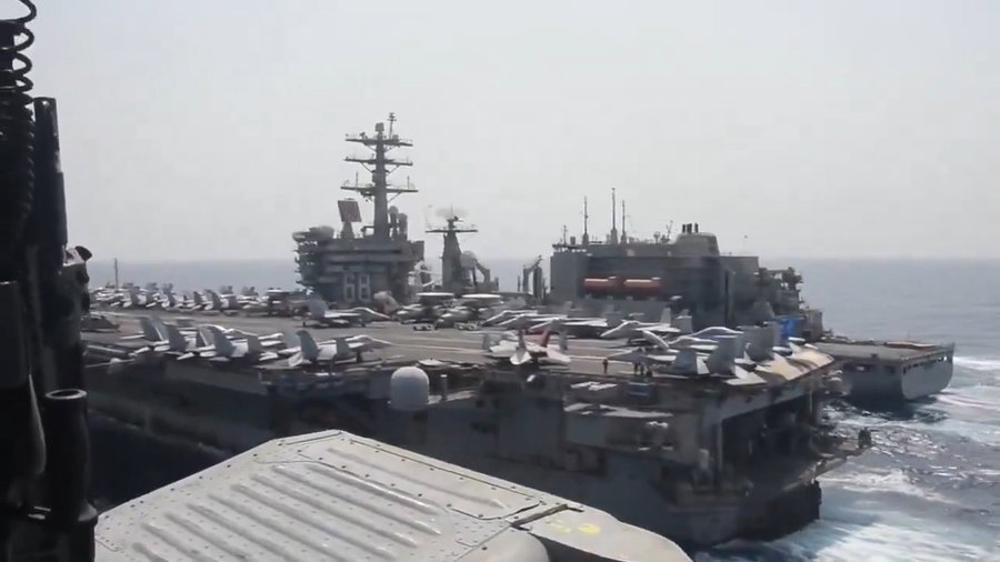 נושאת המטוסים יו-אס-אס נימיץ (CVN 68), מבצעת תדלוק ימי 