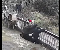 בום! | שלושה צעירים סינים צנחו ממרפסת שהתמוטטה תחת רגליהם • תיעוד