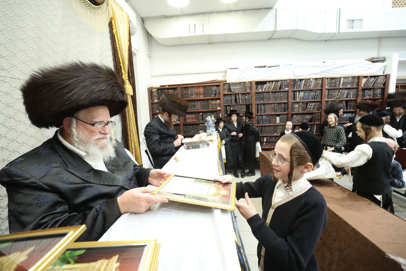 חלוקת פרסים בסאטמר ירושלים