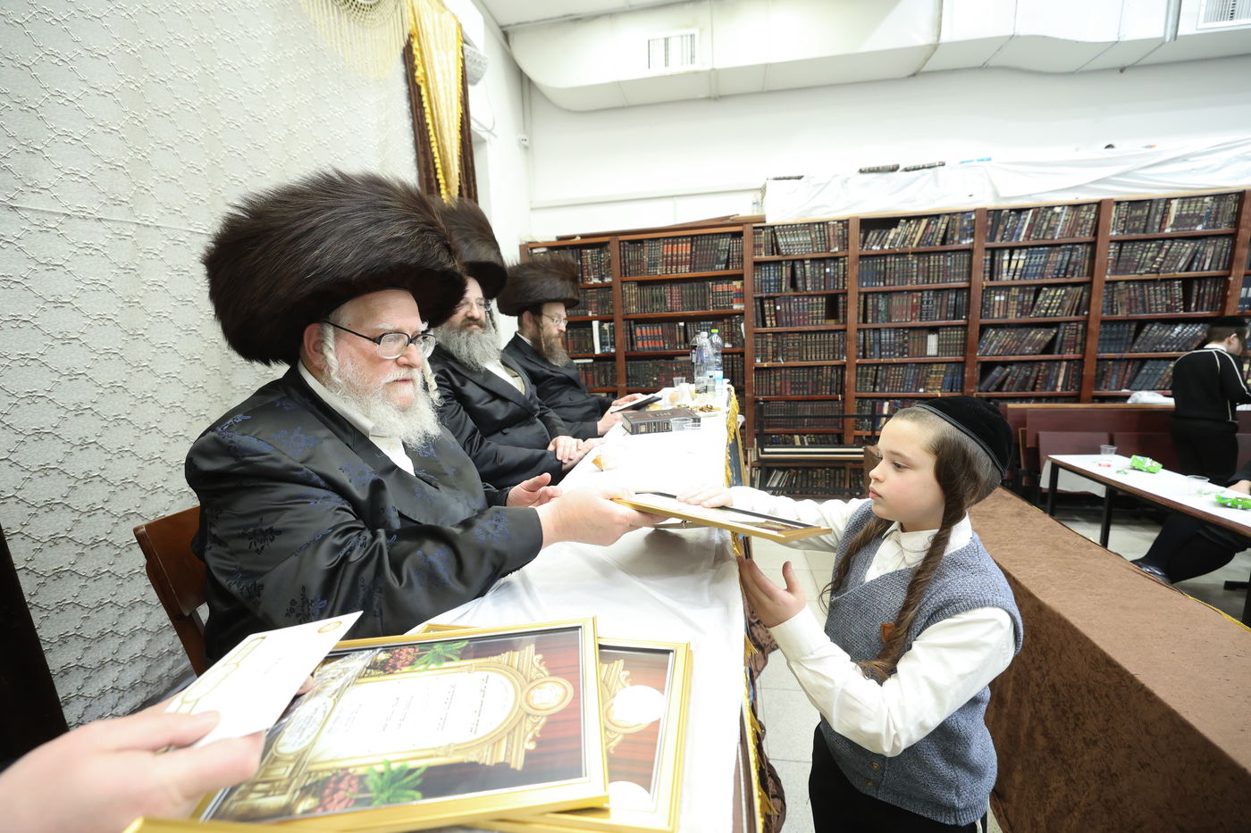 חלוקת פרסים בסאטמר ירושלים