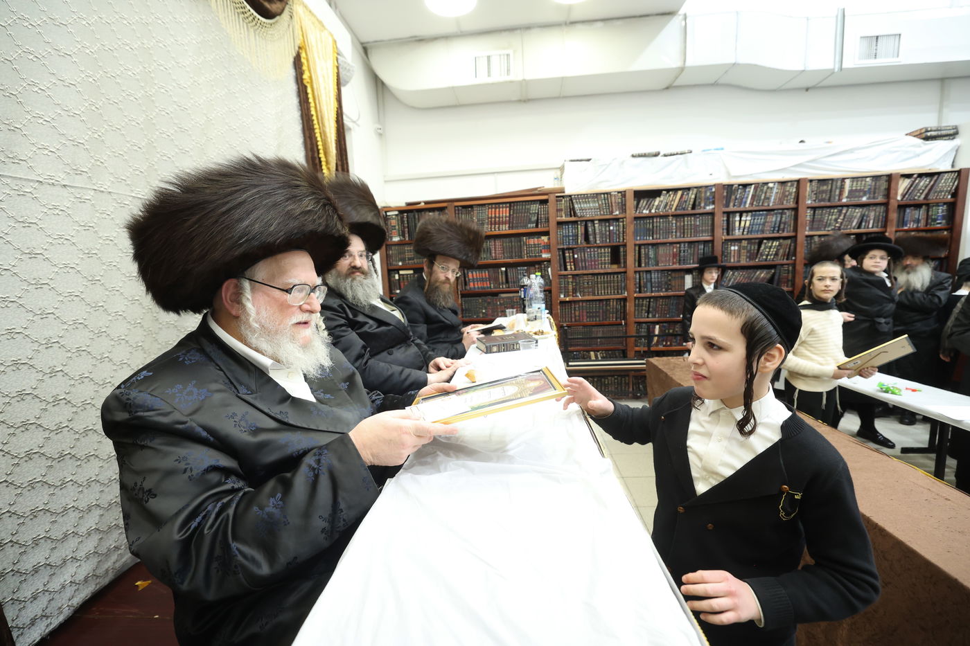 חלוקת פרסים בסאטמר ירושלים