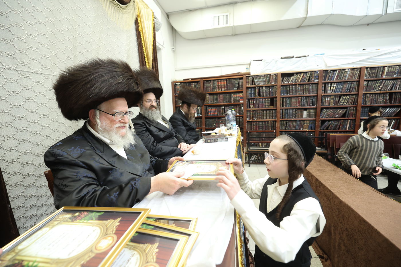 חלוקת פרסים בסאטמר ירושלים