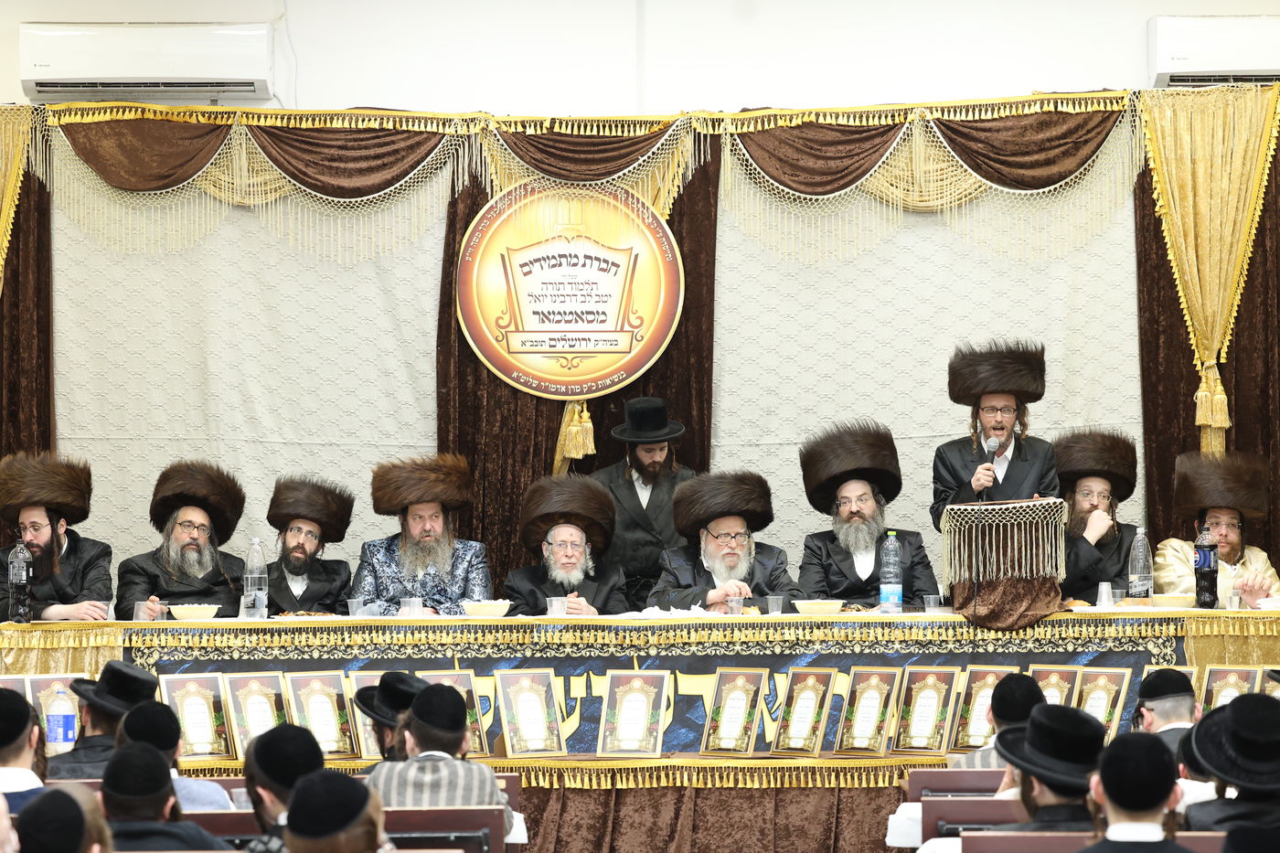 חלוקת פרסים בסאטמר ירושלים