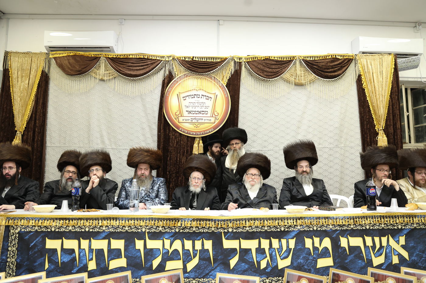 חלוקת פרסים בסאטמר ירושלים