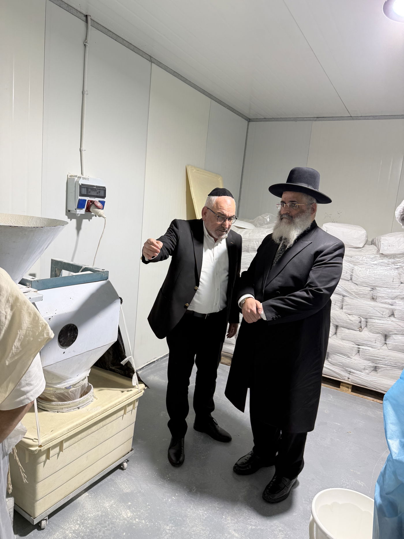 רבי ישראל אברג'ל באפיית מצות חבורה