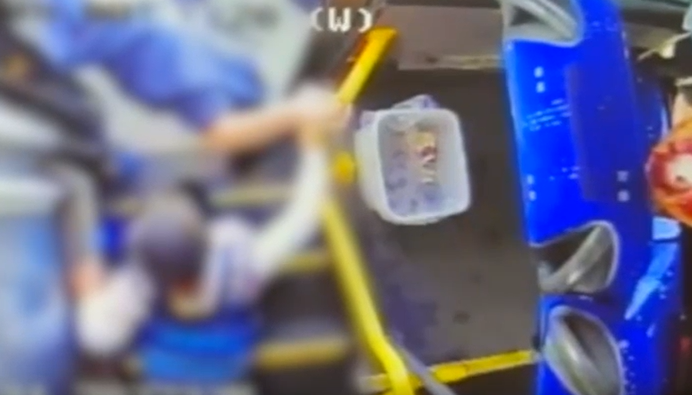 השיער של האישה החל לבעור באוטובוס: "הציקה לי אז הצתתי אותה"