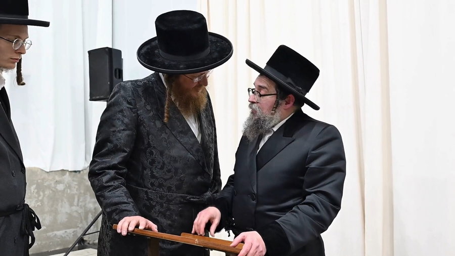 האדמו"ר מסקולען י-ם, בשיחה בביהמ"ד ספינקא בב"ש