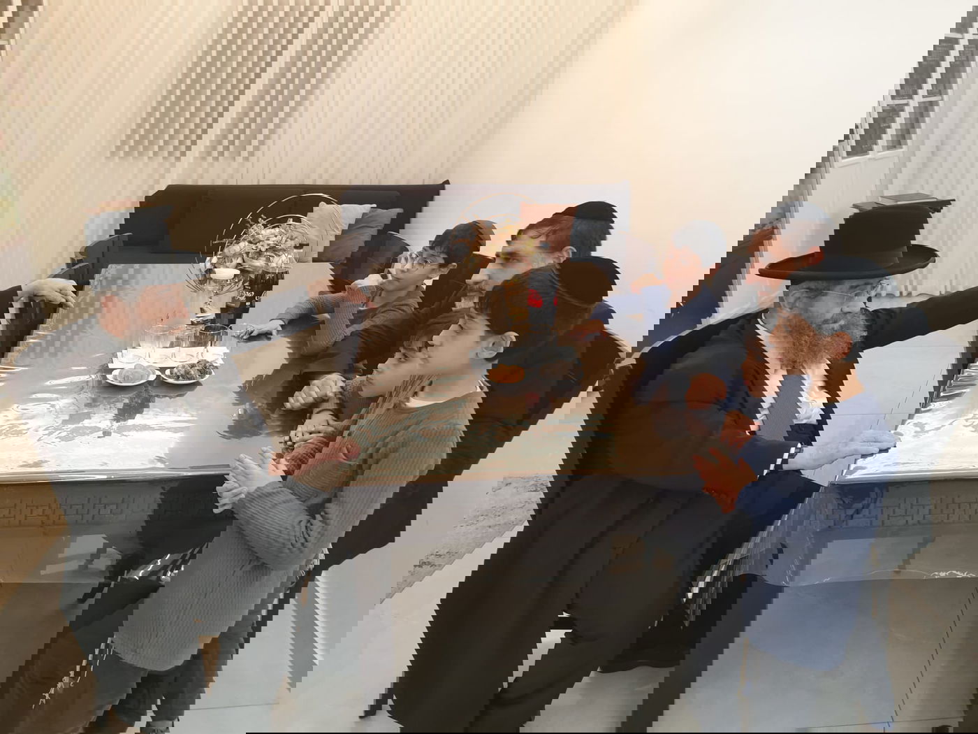 הגר"מ בן שמעון בביתם של משפחת בן דיין 