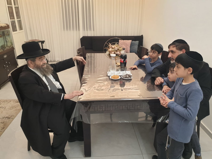 הגר"מ בן שמעון בביתם של משפחת בן דיין