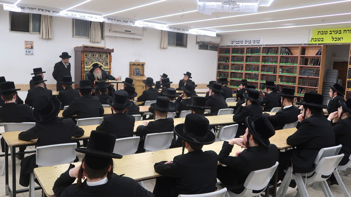 האדמו"ר מקוזמיר בישיבת טשארנאביל