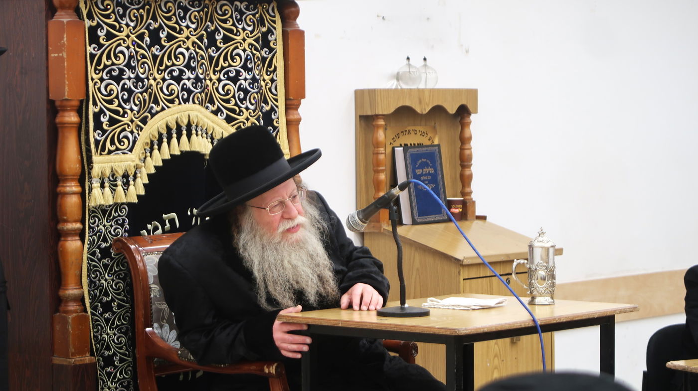 האדמו"ר מקוזמיר בישיבת טשארנאביל