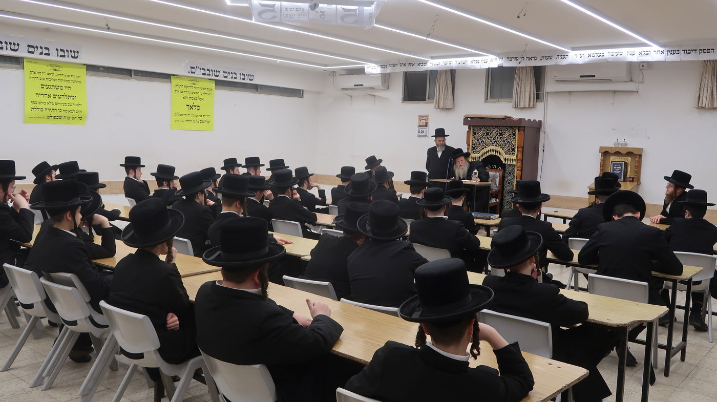 האדמו"ר מקוזמיר בישיבת טשארנאביל