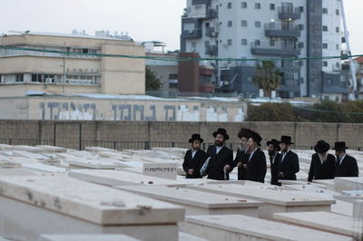 האדמו"ר מויז'ניץ לונדון בבית העלמין בויז'ניץ