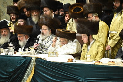 ביקור בזק וניגון כיסופים | האדמו"ר מלונדון ריגש את חסידי תולדות אברהם יצחק בביתר