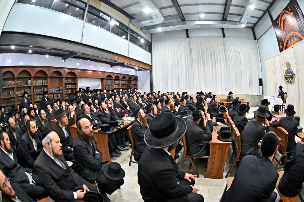 האדמו"ר מסקולען י-ם, בשיחה בביהמ"ד ספינקא בב"ש