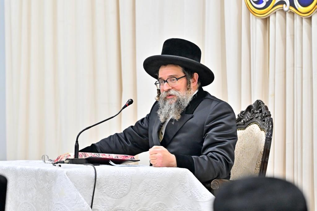 האדמו"ר מסקולען י-ם, בשיחה בביהמ"ד ספינקא בב"ש