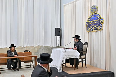 האדמו"ר מסקולען י-ם, בשיחה בביהמ"ד ספינקא בב"ש