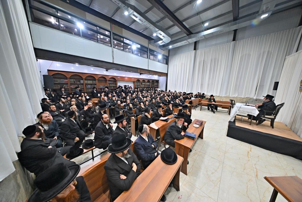 האדמו"ר מסקולען י-ם, בשיחה בביהמ"ד ספינקא בב"ש